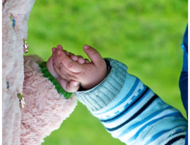 Deux enfants d'Evo's School se tenant la main